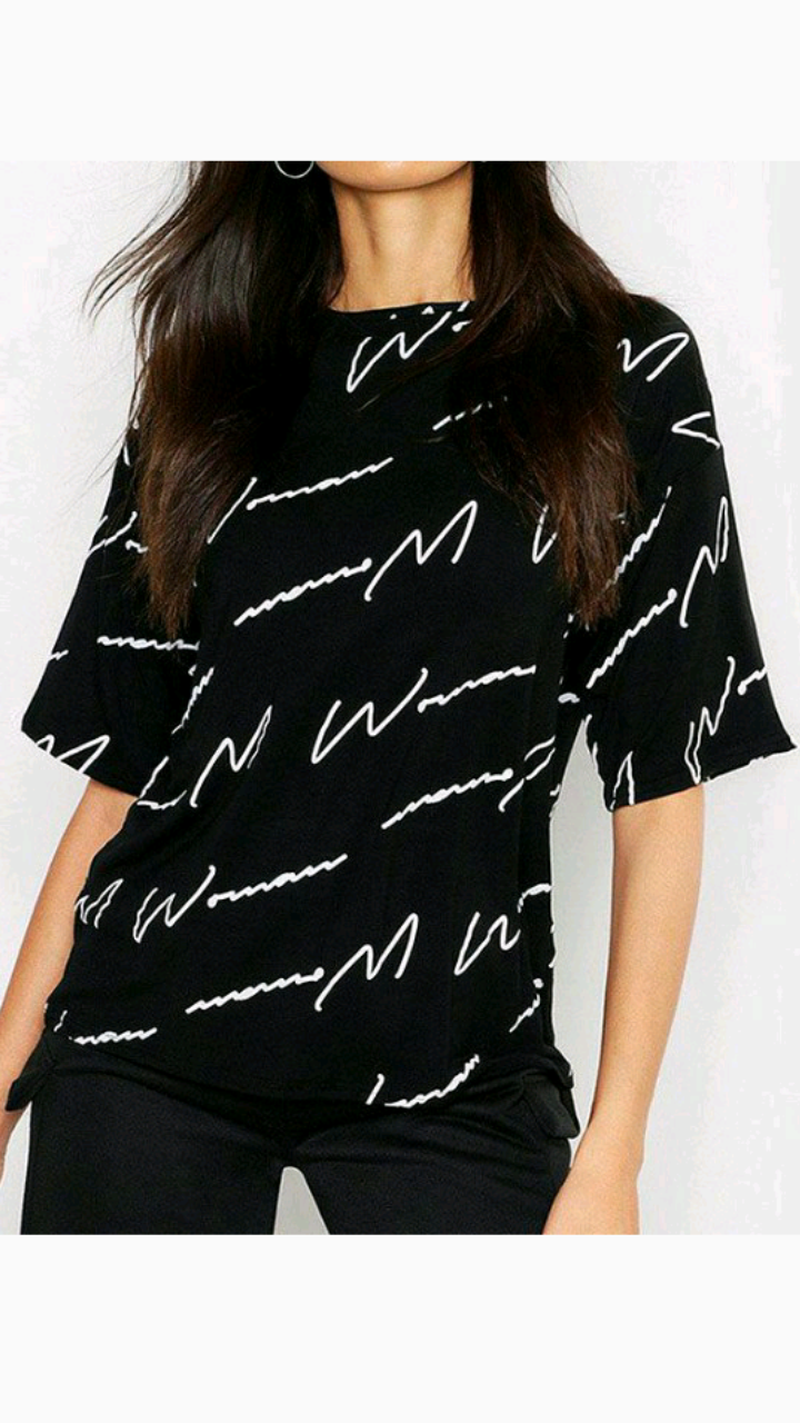 CURSIVE LETTER PRINTED TEE WITH ROUND COLLAR SHORT SLEEVE