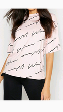 Load image into Gallery viewer, CURSIVE LETTER PRINTED TEE WITH ROUND COLLAR SHORT SLEEVE
