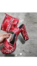 Load image into Gallery viewer, HIGH PLATFORM HEELED PAISLEY PRINTED VELCRO SANDALS
